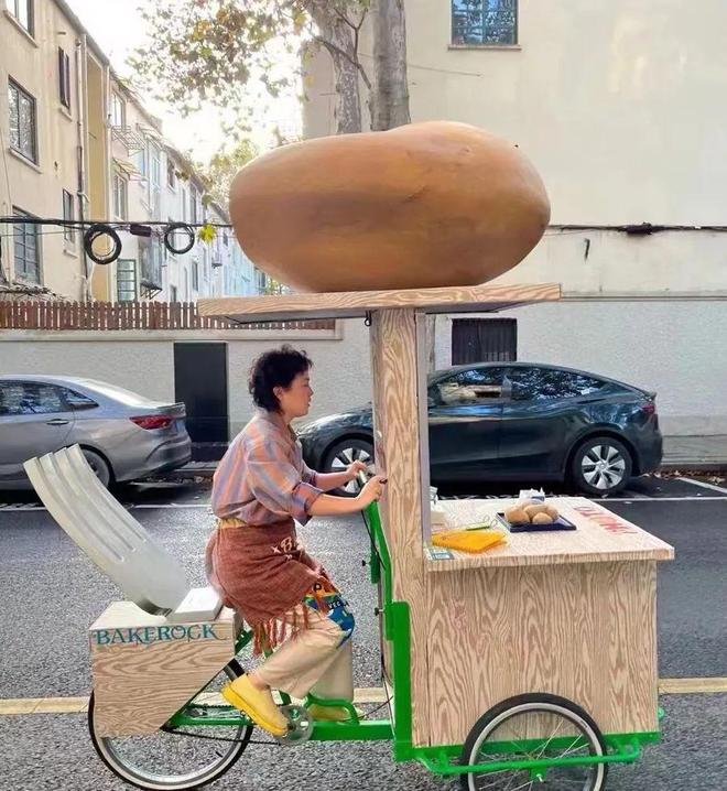 烤设备被没收4次居民疯狂投诉…年轻人坚持:留住烟火气AG真人国际游戏从米其林餐厅离职女生在上海摆摊卖烧(图3) 烤设备被没收4次居民疯狂投诉…年轻人坚持:留住烟火气AG真人国际游戏从米其林餐厅离职女生在上海摆摊卖烧(图3)