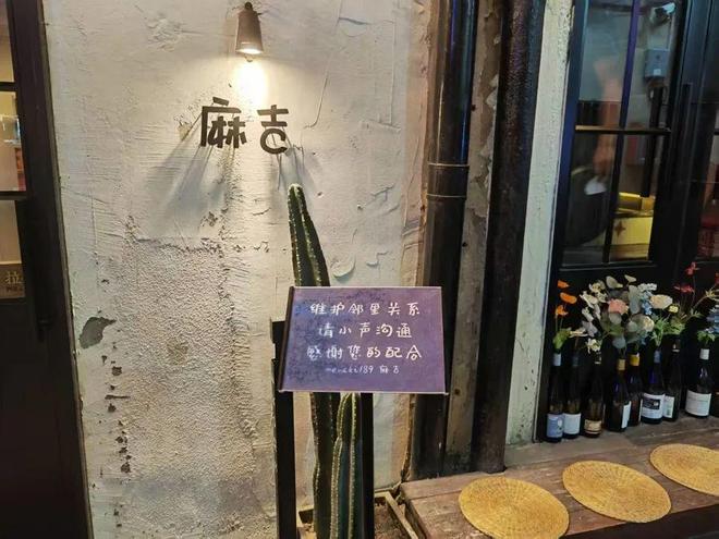 烤设备被没收4次居民疯狂投诉…年轻人坚持:留住烟火气AG真人国际游戏从米其林餐厅离职女生在上海摆摊卖烧(图5) 烤设备被没收4次居民疯狂投诉…年轻人坚持:留住烟火气AG真人国际游戏从米其林餐厅离职女生在上海摆摊卖烧(图5)