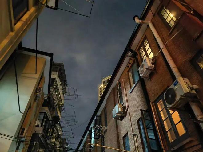 烤设备被没收4次居民疯狂投诉…年轻人坚持：留住烟火气AG真人国际游戏从米其林餐厅