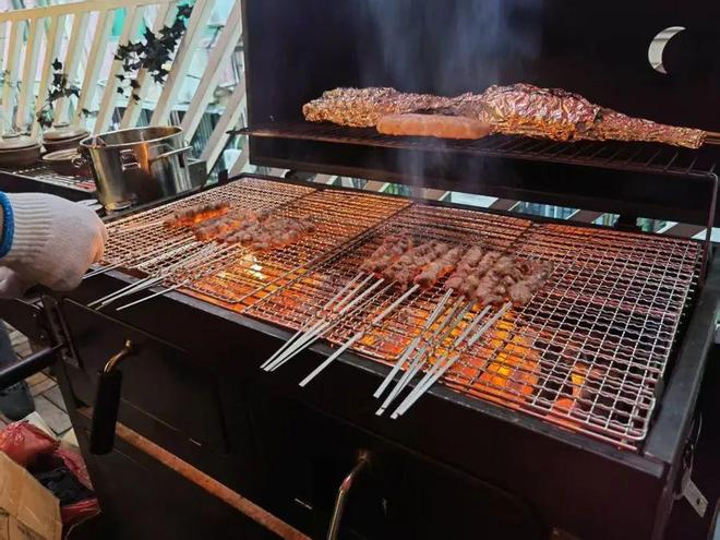 烤设备被没收4次居民疯狂投诉…年轻人坚持:留住烟火气AG真人国际游戏从米其林餐厅离职女生在上海摆摊卖烧(图4) 烤设备被没收4次居民疯狂投诉…年轻人坚持:留住烟火气AG真人国际游戏从米其林餐厅离职女生在上海摆摊卖烧(图4)