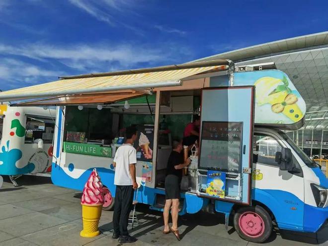 烤设备被没收4次居民疯狂投诉…年轻人坚持：留住烟火气AG真人国际游戏从米其林餐厅离职女生在上海摆摊卖烧(图6)