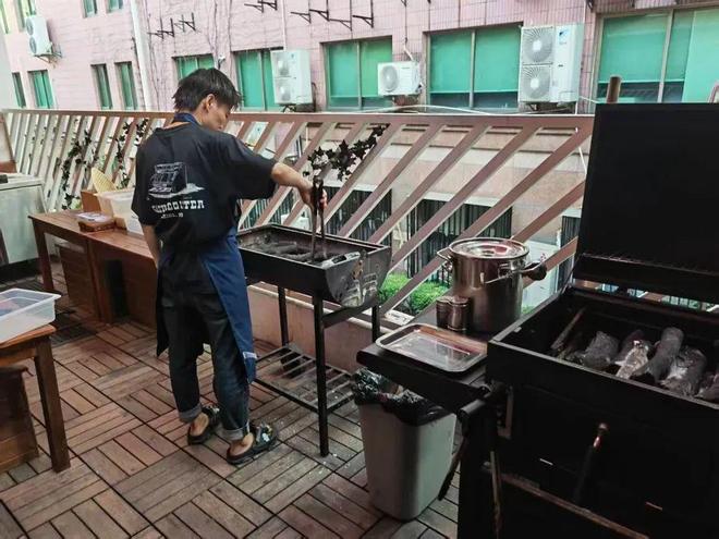 烤设备被没收4次居民疯狂投诉…年轻人坚持:留住烟火气AG真人国际游戏从米其林餐厅离职女生在上海摆摊卖烧(图7) 烤设备被没收4次居民疯狂投诉…年轻人坚持:留住烟火气AG真人国际游戏从米其林餐厅离职女生在上海摆摊卖烧(图7)